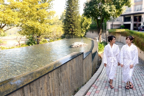 1.3万元住宿券杀到5200元!到高雄花季饭店泡百年冷泉放空享受宁静