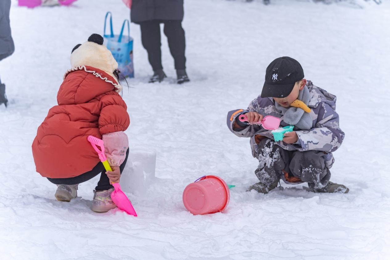 绵阳九皇山滑雪场开板迎客，游客尽享冰雪乐趣