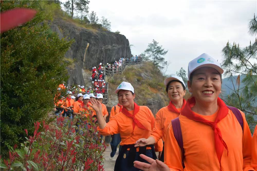 第六届长江三峡（巫山）李花节火热进行中，健康运动项目大受欢迎