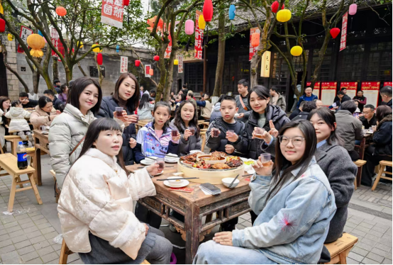 安仁古镇张灯结彩迎新春：百年公馆里体验沉浸式年味，古镇市集中邂逅热闹中国年